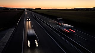 Archives : véhicules circulant sur une autoroute suisse près de Payerne (VD), le 25 août 2020 