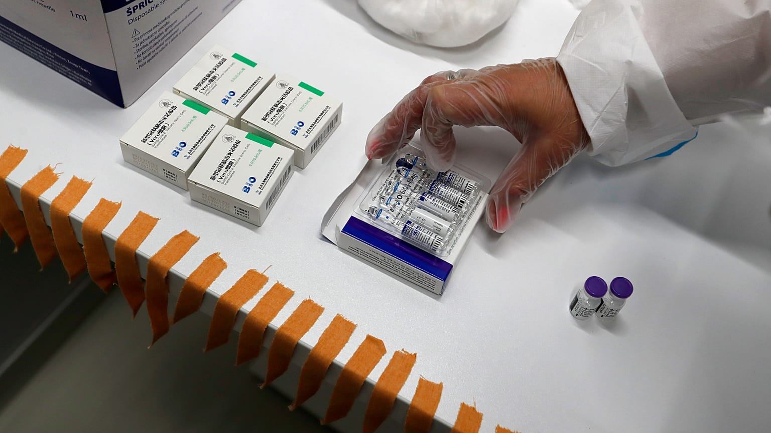 Sinopharm, Szputnyik V és Pfizer oltóanyagok egy belgrádi oltóközpontban 2021. május 6-án