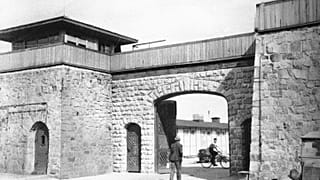 Entrada principal al campo de concentración de Mauthausen poco después de su liberación