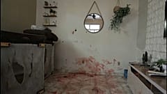 Imagen de una habitación con el suelo cubierto de sangre en la favela Jacarezinho