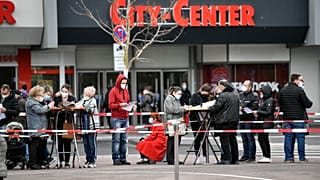 Schlange stehen für Impfungen im Kölner Stadtteil Chorweiler