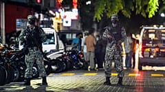 عناصر من الأمن ينتشرون في مكان محاولة اغتيال رئيس المالديف السابق ورئيس البرلمان الحالي محمد نشيد. 06/05/2021