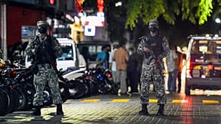 عناصر من الأمن ينتشرون في مكان محاولة اغتيال رئيس المالديف السابق ورئيس البرلمان الحالي محمد نشيد. 06/05/2021