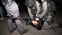 عناصر من الشرطة الإسرائيلية تعتقل شابا فلسطينيا وتطرحه أرضا خلال احتجاجات على تشريد عائلات مقدسية بحي الشيخ جراح. 06/05/2021