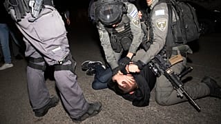 عناصر من الشرطة الإسرائيلية تعتقل شابا فلسطينيا وتطرحه أرضا خلال احتجاجات على تشريد عائلات مقدسية بحي الشيخ جراح. 06/05/2021