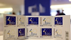 Το επετειακό γραμματόσημο για τα 40 χρόνια από την ένταξη της Ελλάδας στην Ευρωπαϊκή Ένωση
