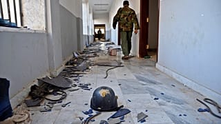 صورة أرشيفية تعود لنوفمبر 2014، يظهر فيها جندي ليبي داخل مبنى كانت تستخدمه الميليشيات الإسلامية في بنغازي.