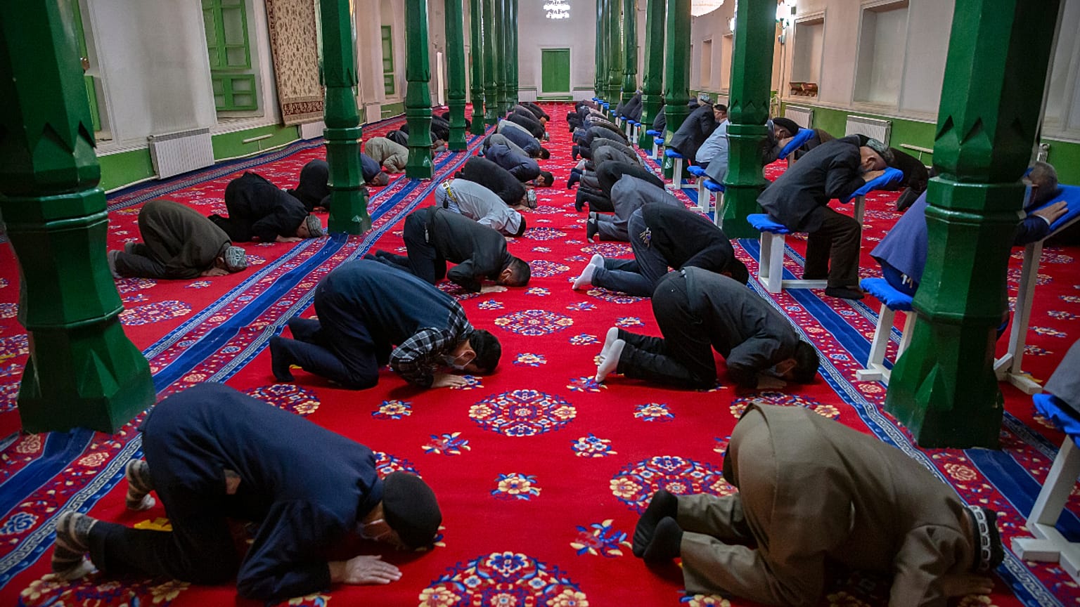 Doğu Türkistan'ın Kaşgar kentindeki İdgah Camisi'nde namaz kılan vatandaşlar