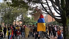 Zenével, tánccal és gyertyákkal tüntetnek