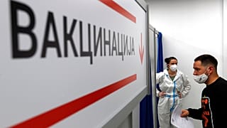 Le président serbe, Aleksandar Vučić, a annoncé que les personnes âgées de plus de 16 ans se faisant vacciner contre le COVID-19 recevraient 3 000 RSD (25 euros). 