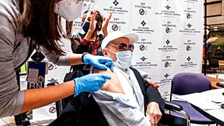 6 maggio 2021: il 106enne Ton Tran riceve la seconda dose del vaccino Pfizer a San Jose, California