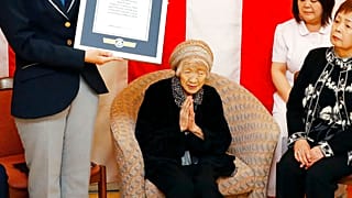 Şekerleme düşkünü olan Tanaka Guinness Dünya Rekorları sertifikasını alırken hediye olarak verilen çikolata kutusunu hemen açarak yemeye başlamıştı