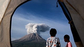 Endonezya'nın Kuzey Sumatra bölgesinde yer alan Sinabung Yanardağı