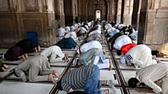 مصلون في مسجد في باكستان