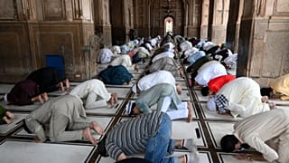 مصلون في مسجد في باكستان