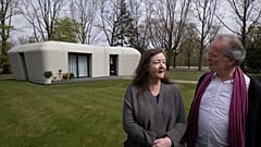 Elize Lutz und Harry Dekkers vor ihrem neuen Haus aus dem 3D-Drucker