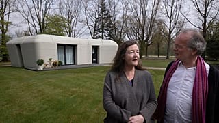 Elize Lutz und Harry Dekkers vor ihrem neuen Haus aus dem 3D-Drucker
