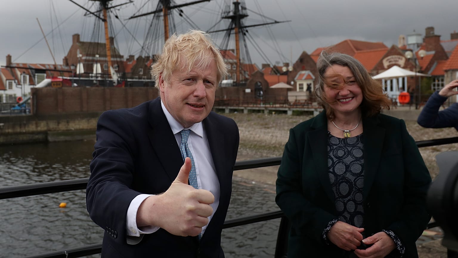 İngiltere başbakanı Boris Johnson ve Hartlepool'da ara seçimi kazanan Jill Mortimer