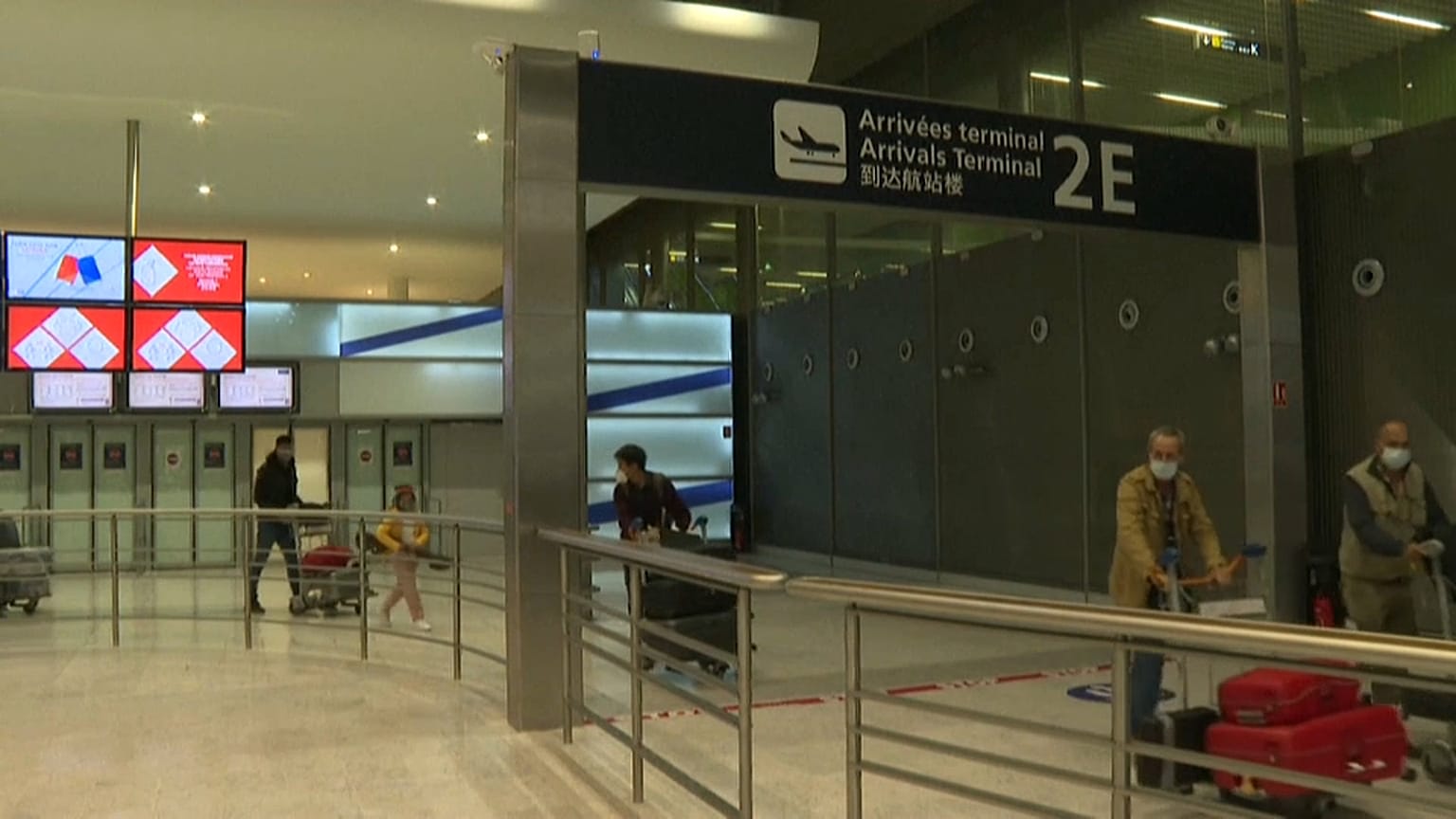 Des voyageurs arrivant à l'aéroport Roissy-Charles de Gaulle en France