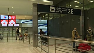 Des voyageurs arrivant à l'aéroport Roissy-Charles de Gaulle en France