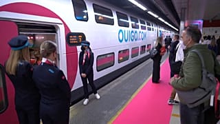 El tren inaugural Ouigo llega a Barcelona desde Madrid