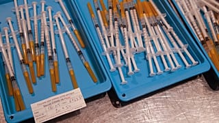 منظمة الصحة تدعو لتلقيح من هم أكثر عرضة لخطر الإصابة بكورونا قبل الأطفال