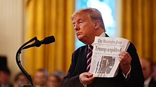 Az elnök a Post címlapját mutatja tavaly februárban, impeachment alóli felmentése után