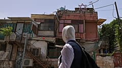 فتاة فلسطينية تسير أمام منزل استولى عليه المستوطنون بحي الشيخ جراح بالقدس الشرقية. 05/05/2021