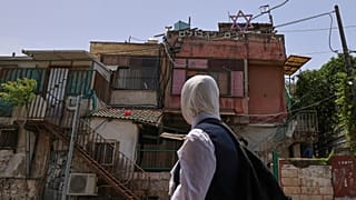 فتاة فلسطينية تسير أمام منزل استولى عليه المستوطنون بحي الشيخ جراح بالقدس الشرقية. 05/05/2021