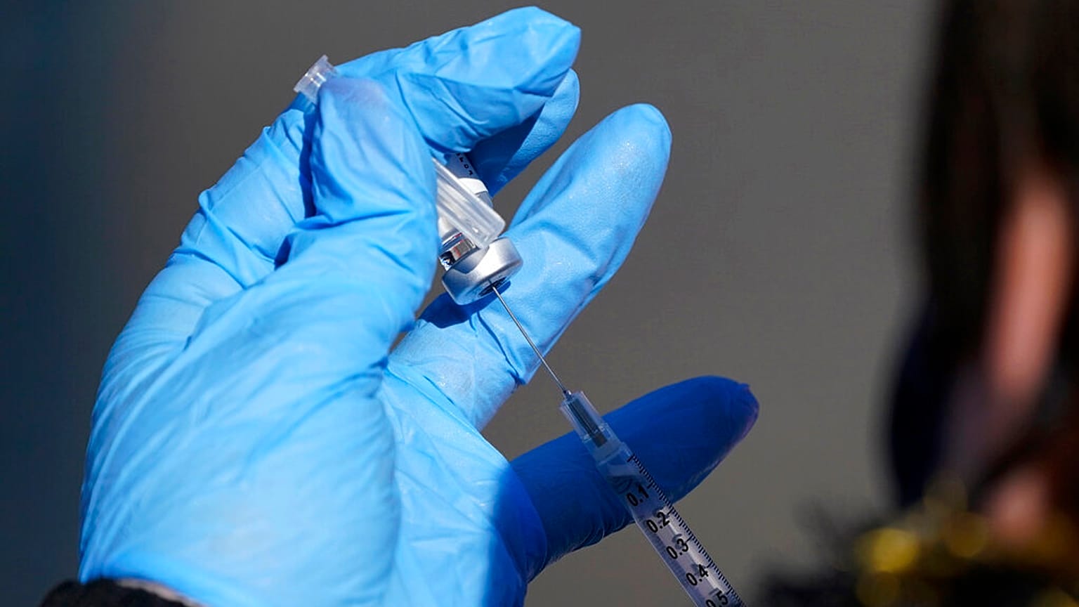 Preparación de una dosis de la vacuna de Pfizer contra la COVID-19