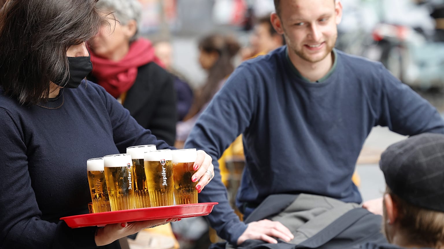 Tutto esaurito e birra a fiumi nei bar all'aperto di Bruxelles!