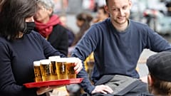 Tutto esaurito e birra a fiumi nei bar all'aperto di Bruxelles!