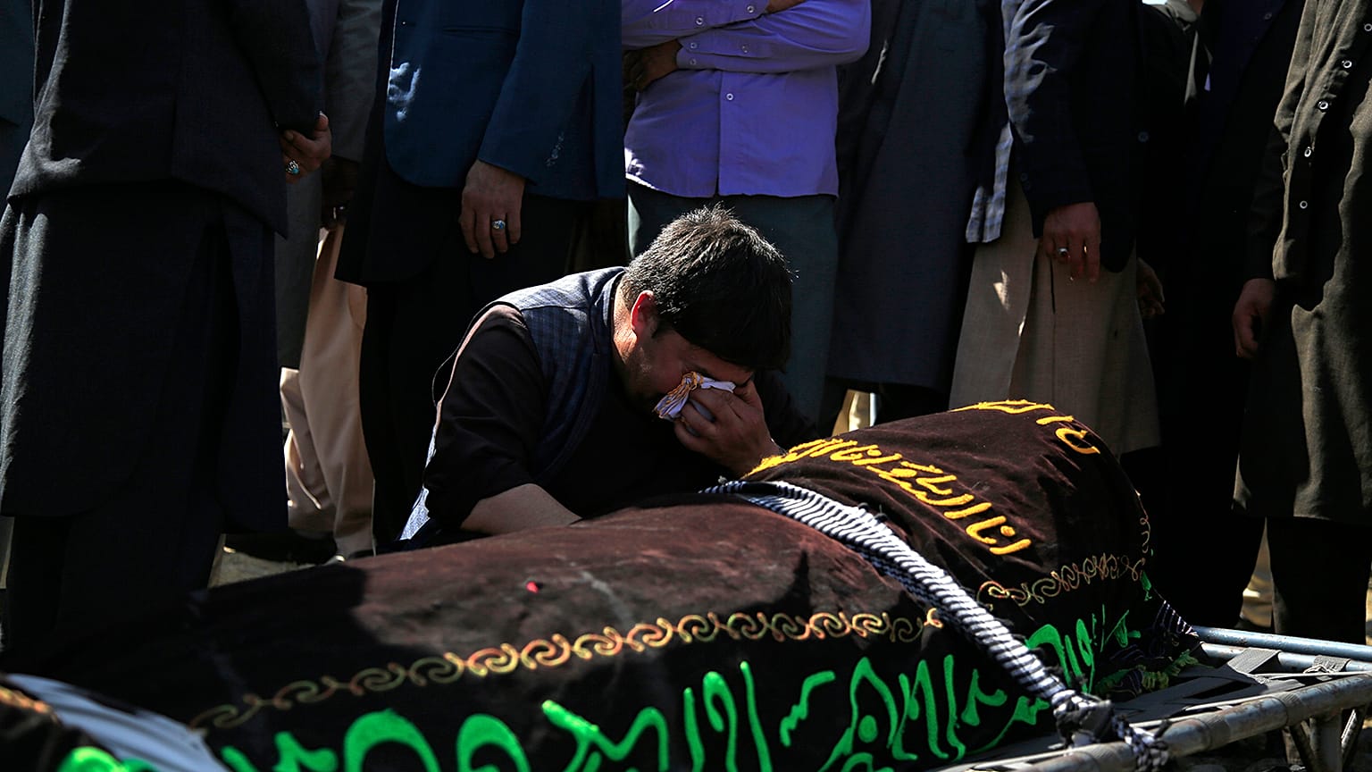 Afganistan'da bir okula yönelik düzenlenen bombalı saldırıda en az 68 kişi hayatını kaybetti 160'tan fazla kişi de yaralandı
