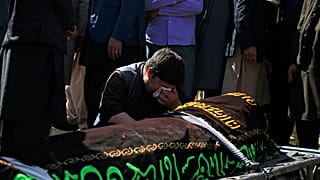 Afganistan'da bir okula yönelik düzenlenen bombalı saldırıda en az 68 kişi hayatını kaybetti 160'tan fazla kişi de yaralandı