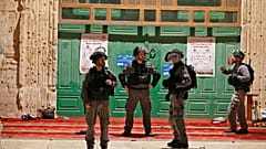 عناصر من الشرطة الإسرائيلية خلال اقتحام المجد الأقصى بالقدس. 07/05/2021