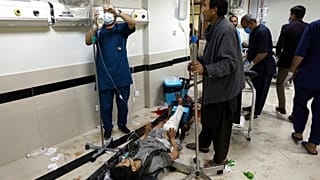 Un(e) élève reçoit des soins dans un hôpital de Kaboul, après les explosions survenues samedi 8 mai dans l'ouest de la capitale, Kaboul, Afghanistan, le 8 ma 2021