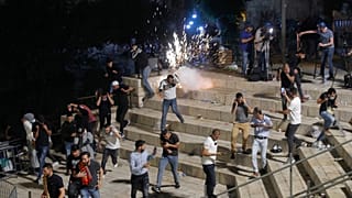 Granadas de atordoamento lançadas pelas IDF contra palestinianos em Jerusalém