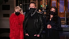 Miley Cyrus (sol), Elon Musk, ve Cecily Strong (sağ)