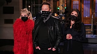 Miley Cyrus (sol), Elon Musk, ve Cecily Strong (sağ)