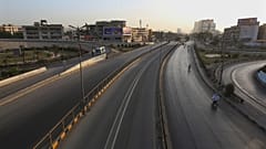 الشوارع خالية من المركبات تماما بمدينة كراتشي بعد فرض الحكومة الباكستانية الإغلاق لمكافحة وباء كورونا. 09/05/2021