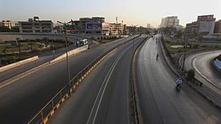 الشوارع خالية من المركبات تماما بمدينة كراتشي بعد فرض الحكومة الباكستانية الإغلاق لمكافحة وباء كورونا. 09/05/2021