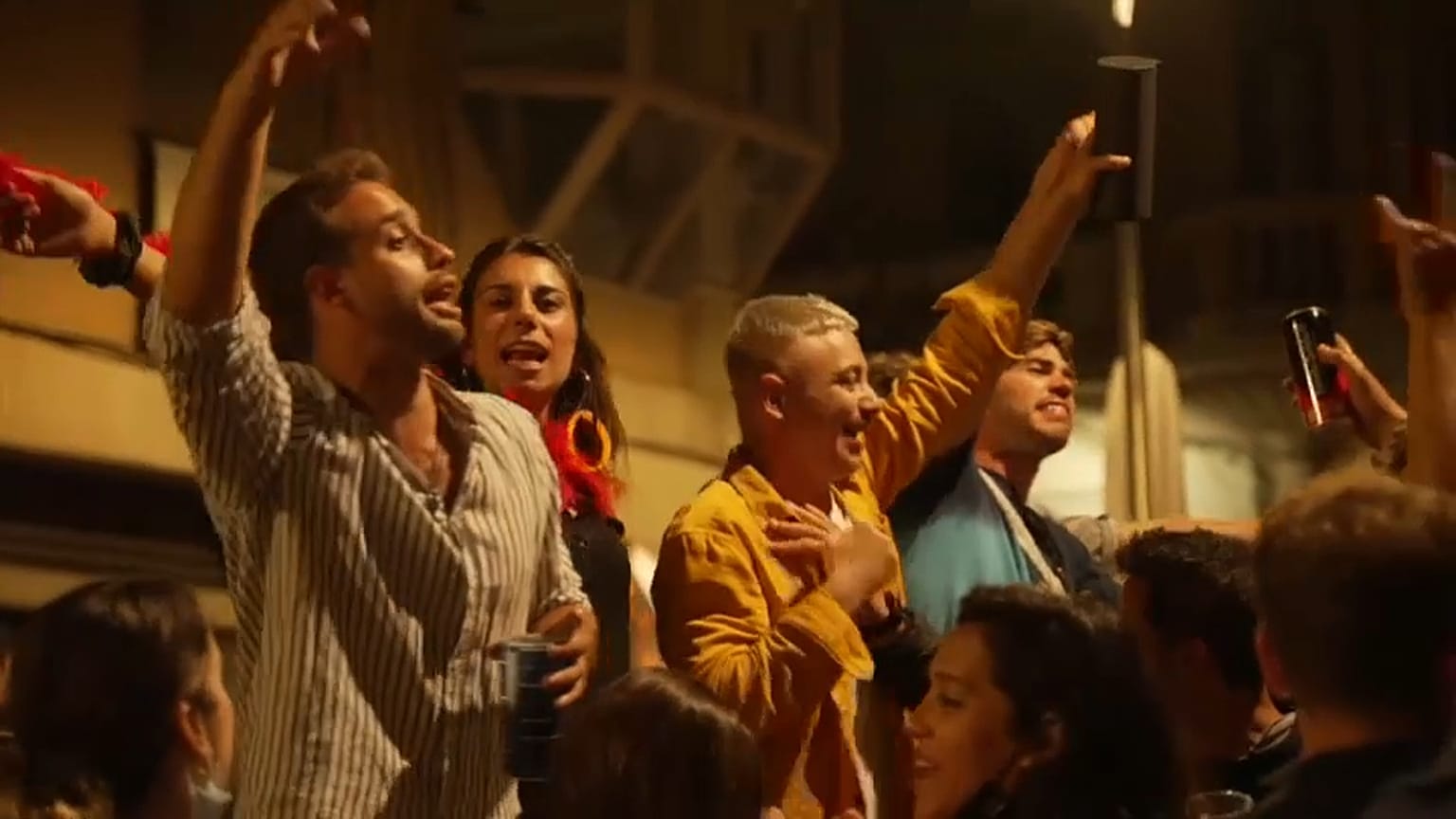 Jóvenes celebran en Barcelona el final del estado de alarma