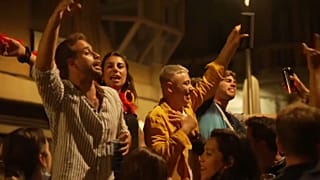 Jóvenes celebran en Barcelona el final del estado de alarma