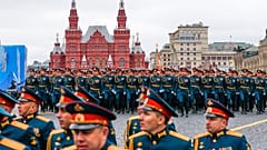 Die zentrale Siegesparade mit 12.000 Soldaten fand auf dem Roten Platz in Moskau statt
