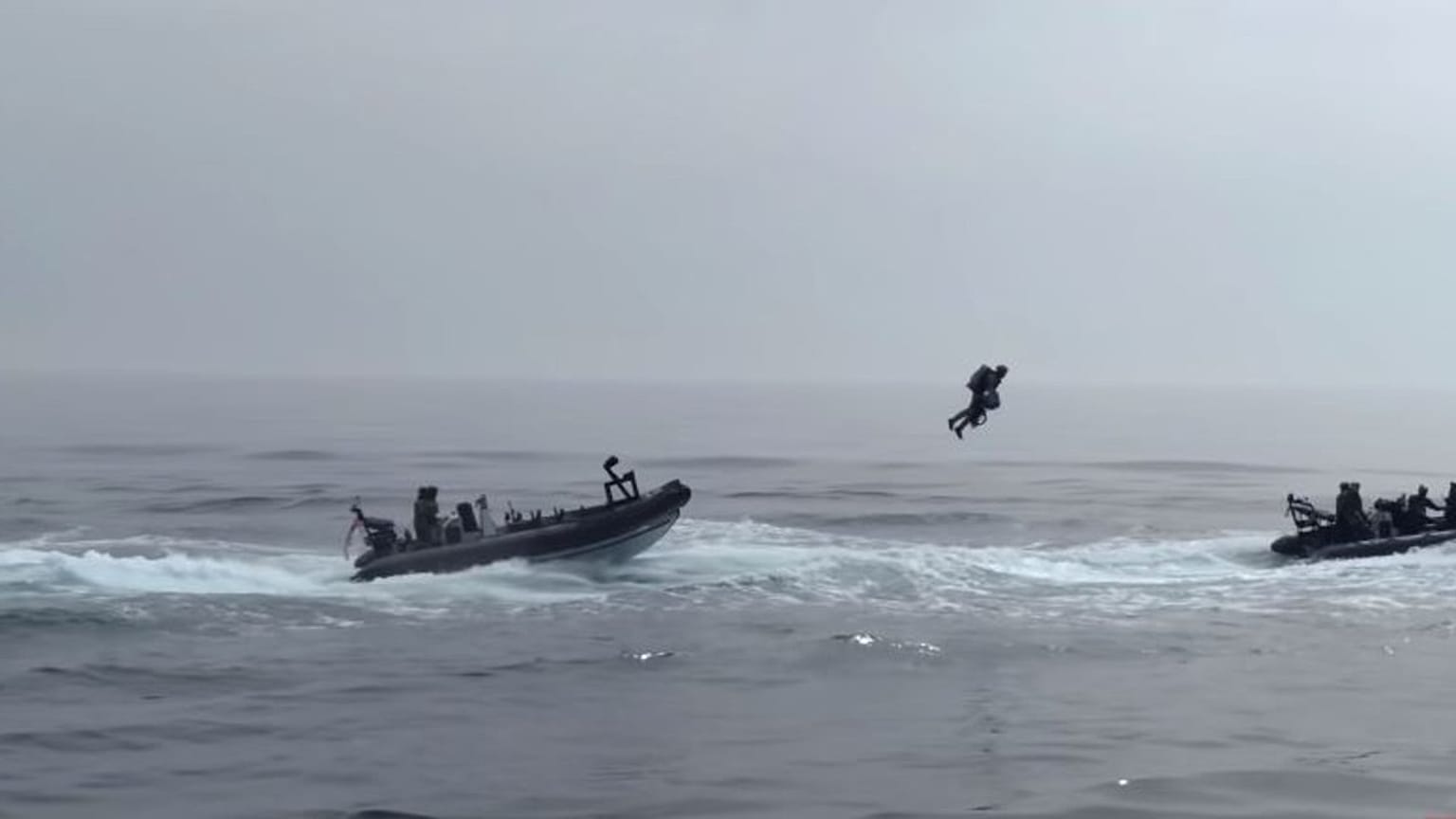 İngiltere ordusu "uçan tulum" teknolojisinin henüz askeri tatbikatlar için hazır olmadığı görüşünde.
