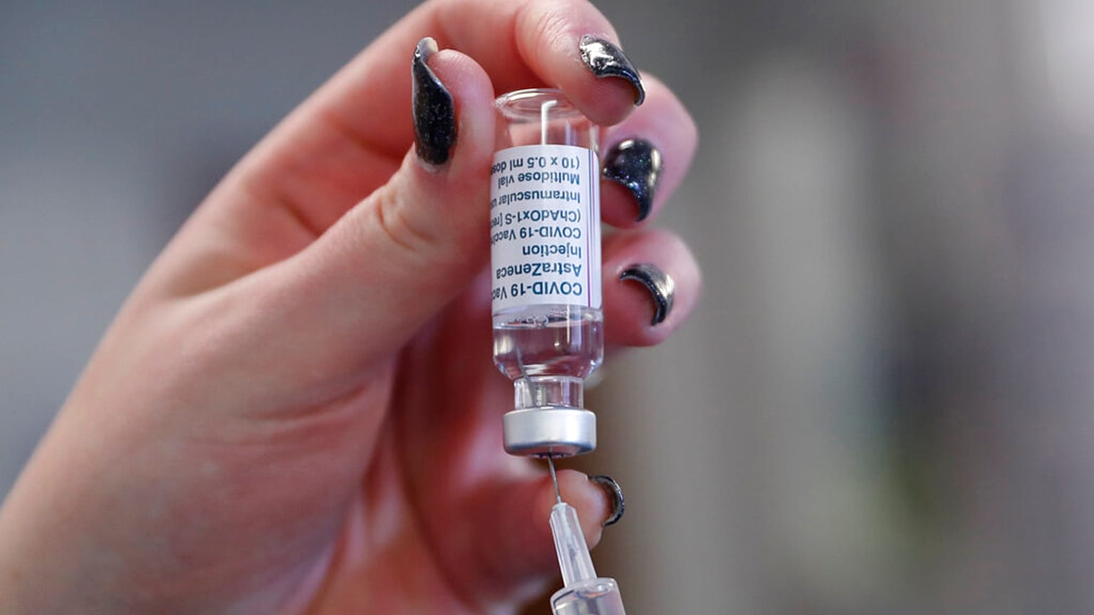 Φαρμακοποιός ετοιμάζει δόση του εμβολίου AstraZeneca- εικόνα αρχείου