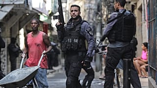Rendőrök a kábítószercsempészek elleni művelet során Rio de Janeiro egyik nyomornegyedében 2021. május 6-án
