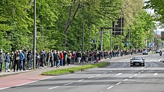 Очередь желающих получить вакцину AstraZeneca в Кёльне