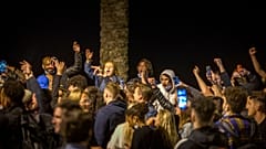 جشن‌ خیابانی در بارسلون پس از پایان وضعیت اضطراری در اسپانیا