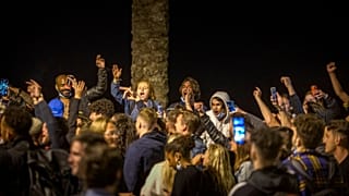 جشن‌ خیابانی در بارسلون پس از پایان وضعیت اضطراری در اسپانیا